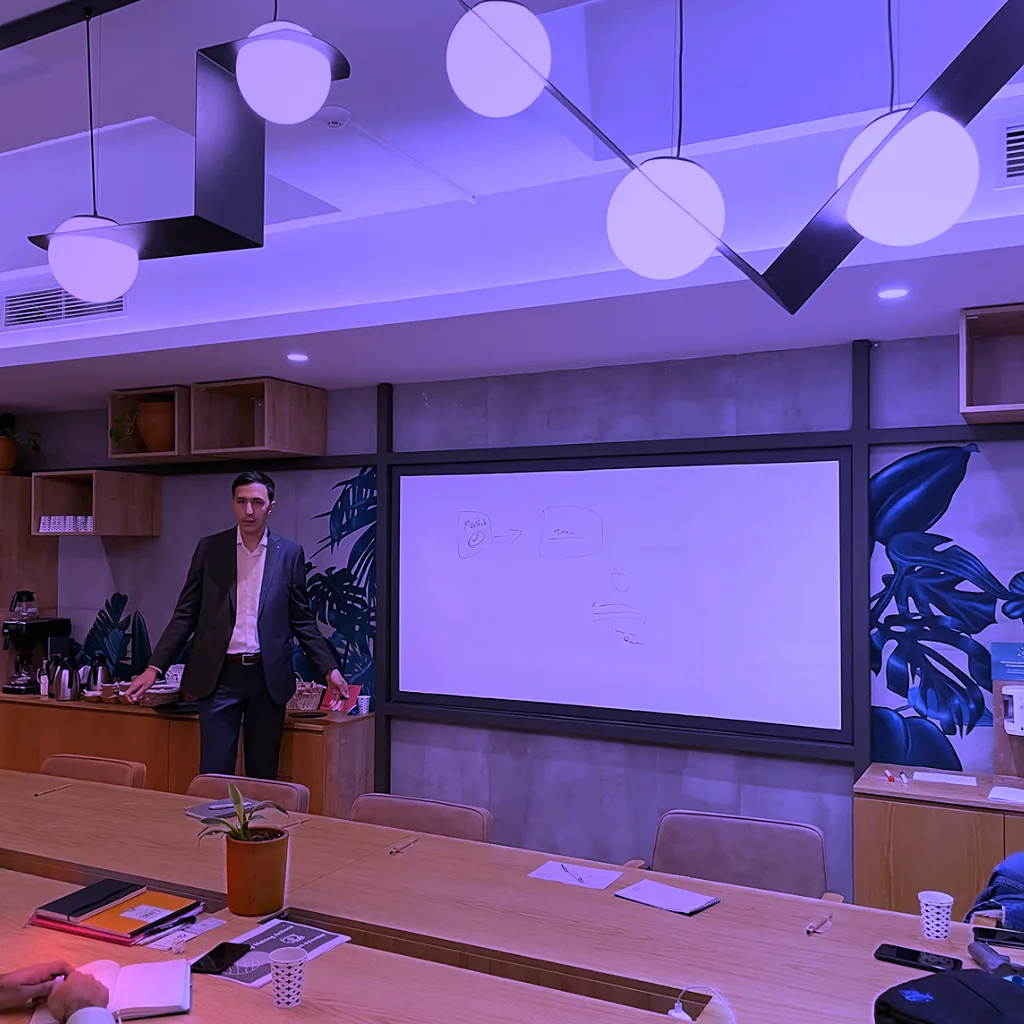 Aydın Bars seminer veriyor